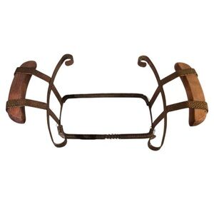 VINTAGE HAMMERED COPPER CASSEROLE PAN HOLDER WITH WOOD HANDLES